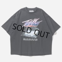 【30%OFF】TIGHTBOOTH/INITIAL T T-SHIRT（Black）［プリントT-24秋冬］