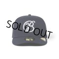 BlackEyePatch/B EMBELEM PRE CURVED NEW ERA CAP（NAVY）