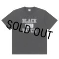 BlackEyePatch/COLLEGE LOGO TEE（BLACK）