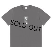 BlackEyePatch/HANDLE WITH CARE TEE（CHARCOAL）
