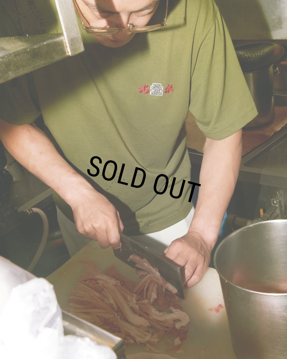 画像4: BlackEyePatch/CHORAKU IN THE HOOD TEE(OLIVE) (4)