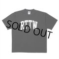ROTTWEILER/RTTW PIGMENT TEE（CHARCOAL）［ピグメント染めプリントT-25春夏］