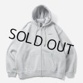 【30%OFF】TIGHTBOOTH/LOGO ZIP HOODED SWEAT SHIRT（Grey）［ジップアップフーディー-24秋冬］