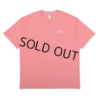 CHALLENGER/PIGMENT LOGO TEE（LT CHERRY）［ピグメント染め刺繍T-25春夏］