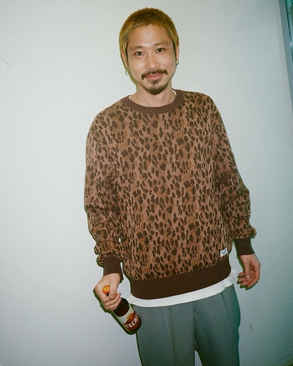画像2: WACKO MARIA/LEOPARD JACQUARD KNIT SWEATER（BROWN）［レオパードコットンニットセーター-25春夏］ (2)