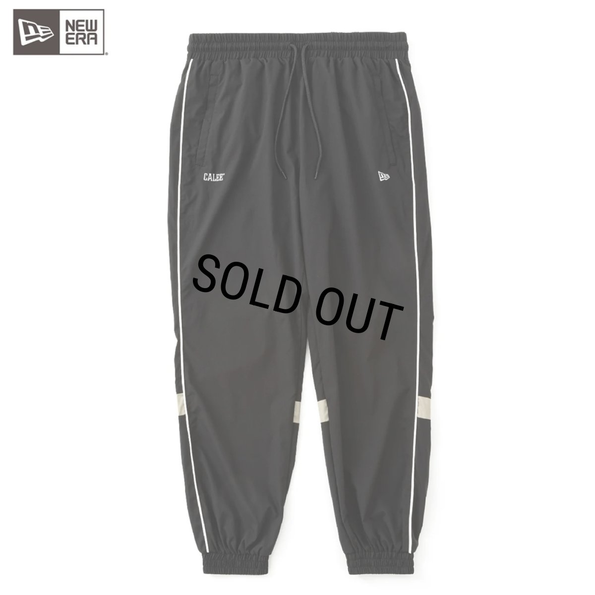 画像1: 【40%OFF】CALEE/× NEWERA CALEE LOGO OVERSIZED PIPING TRACK PANTS＜EXCLUSIVE＞（BLACK）［トラックパンツ-25春夏］ (1)
