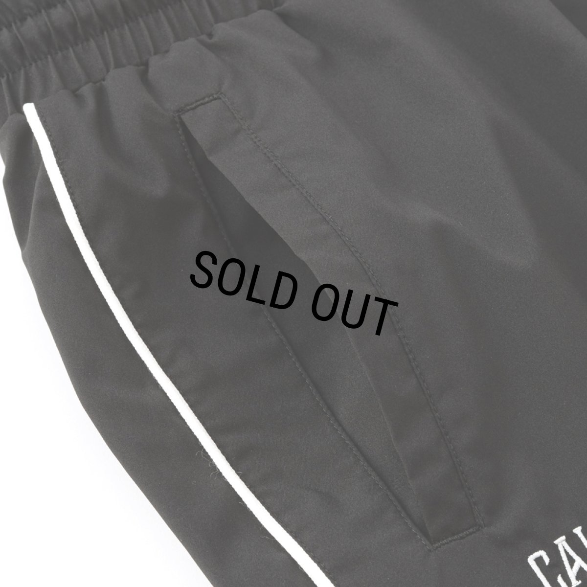 画像7: 【40%OFF】CALEE/× NEWERA CALEE LOGO OVERSIZED PIPING TRACK PANTS＜EXCLUSIVE＞（BLACK）［トラックパンツ-25春夏］ (7)
