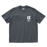 RATS/FLAG POCKET TEE（CHARCOAL）［プリントポケT-25春夏］