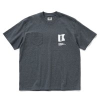 RATS/FLAG POCKET TEE（CHARCOAL）［プリントポケT-25春夏］