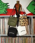 画像2: WACKO MARIA/SPEAK EASY / SMALL SHOULDER BAG（KHAKI）［スモールショルダーバッグ-25春夏］ (2)