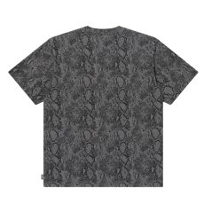 画像2: BlackEyePatch/SMALL OG PYTHON PATTERNED TEE（CHARCOAL） (2)