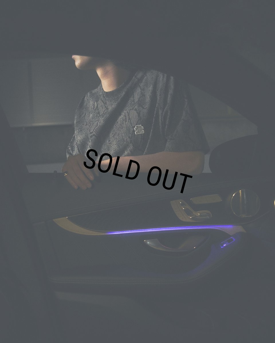 画像3: BlackEyePatch/SMALL OG PYTHON PATTERNED TEE（CHARCOAL） (3)