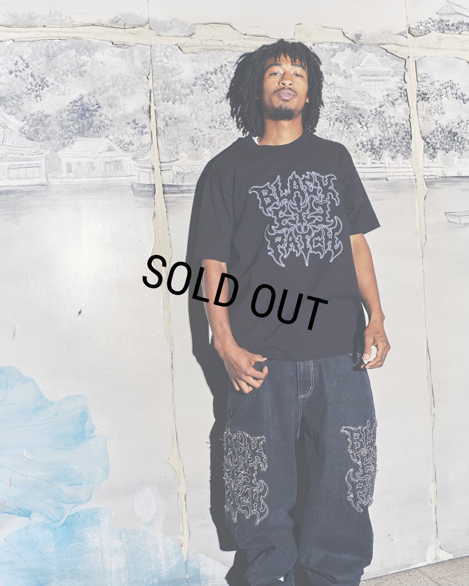 画像3: BlackEyePatch/TRAP METAL STITCHED LOGO TEE(DARK BROWN) (3)