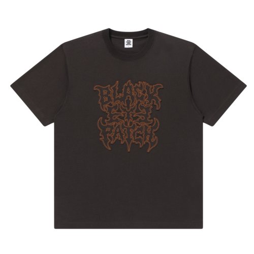 他の写真1: BlackEyePatch/TRAP METAL STITCHED LOGO TEE（DARK BROWN）