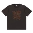 画像1: BlackEyePatch/TRAP METAL STITCHED LOGO TEE（DARK BROWN） (1)