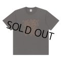 BlackEyePatch/TRAP METAL STITCHED LOGO TEE（DARK BROWN）
