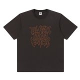 BlackEyePatch/TRAP METAL STITCHED LOGO TEE（DARK BROWN）