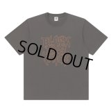 BlackEyePatch/TRAP METAL STITCHED LOGO TEE（DARK BROWN）