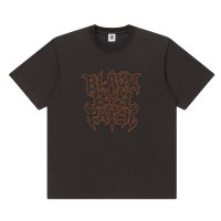 BlackEyePatch/TRAP METAL STITCHED LOGO TEE（DARK BROWN）