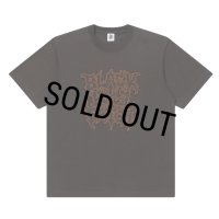 BlackEyePatch/TRAP METAL STITCHED LOGO TEE（DARK BROWN）
