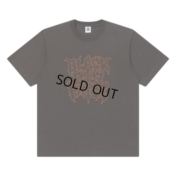 画像1: BlackEyePatch/TRAP METAL STITCHED LOGO TEE（DARK BROWN）