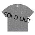 BlackEyePatch/SMALL OG PYTHON PATTERNED TEE（CHARCOAL）