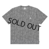 BlackEyePatch/SMALL OG PYTHON PATTERNED TEE（CHARCOAL）