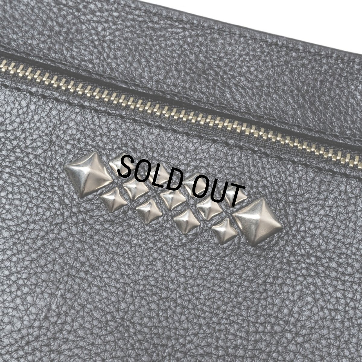 画像4: CALEE/STUDS LEATHER ZIP SACOCHE（BLACK）［レザージップサコッシュ-25春夏］ (4)