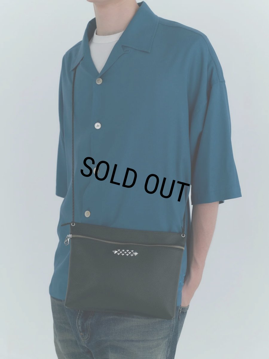 画像9: CALEE/STUDS LEATHER ZIP SACOCHE（BLACK）［レザージップサコッシュ-25春夏］ (9)