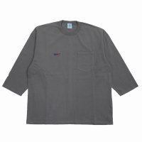 ROUGH AND RUGGED/DESIGN QS（GRAY）［刺繍+プリント7分袖ポケT-25春夏］