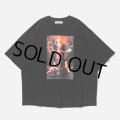 TIGHTBOOTH/POLICE CHECKUP S/S T-SHIRT（Black）［プリントT-25春夏］