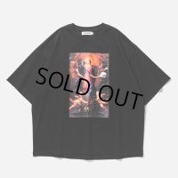 TIGHTBOOTH/POLICE CHECKUP S/S T-SHIRT（Black）［プリントT-25春夏］