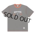 BlackEyePatch/HERALDIC COLLEGE STITCH TONED TEE（CHARCOAL）