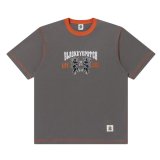 BlackEyePatch/HERALDIC COLLEGE STITCH TONED TEE（CHARCOAL）