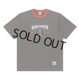 BlackEyePatch/HERALDIC COLLEGE STITCH TONED TEE（CHARCOAL）
