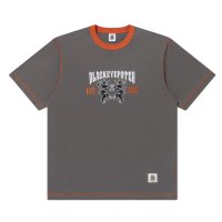 BlackEyePatch/HERALDIC COLLEGE STITCH TONED TEE（CHARCOAL）