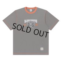 BlackEyePatch/HERALDIC COLLEGE STITCH TONED TEE（CHARCOAL）