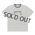 BlackEyePatch/HERALDIC COLLEGE STITCH TONED TEE（HEATHER GRAY）