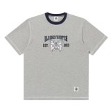 BlackEyePatch/HERALDIC COLLEGE STITCH TONED TEE（HEATHER GRAY）