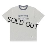 BlackEyePatch/HERALDIC COLLEGE STITCH TONED TEE（HEATHER GRAY）