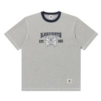 BlackEyePatch/HERALDIC COLLEGE STITCH TONED TEE（HEATHER GRAY）