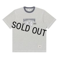 BlackEyePatch/HERALDIC COLLEGE STITCH TONED TEE（HEATHER GRAY）