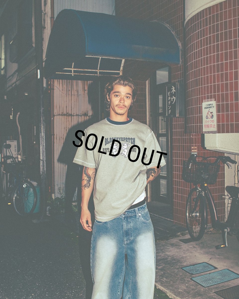 画像3: BlackEyePatch/HERALDIC COLLEGE STITCH TONED TEE（CHARCOAL） (3)