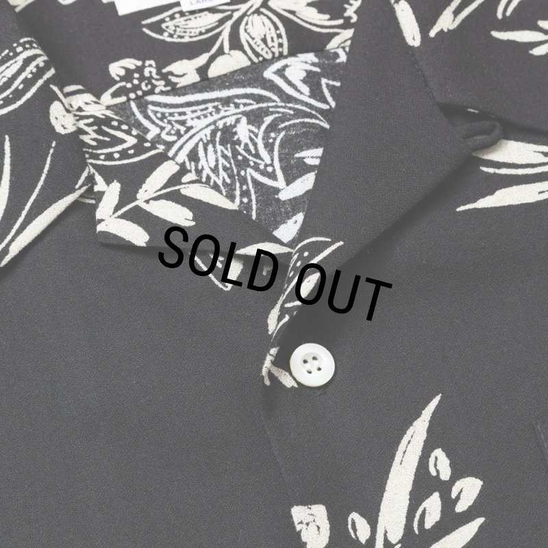 CALEE/FLOWER PATTERN SH（BLACK）［フラワーパターンオープンカラー