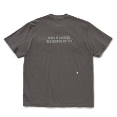 画像2: RATS/CIRCLE POCKET TEE BACK PRINT（CHARCOAL）［プリントポケT-25春夏］ (2)