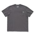 画像1: RATS/CIRCLE POCKET TEE BACK PRINT（CHARCOAL）［プリントポケT-25春夏］ (1)
