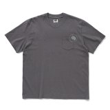 RATS/CIRCLE POCKET TEE BACK PRINT（CHARCOAL）［プリントポケT-25春夏］