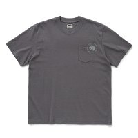 RATS/CIRCLE POCKET TEE BACK PRINT（CHARCOAL）［プリントポケT-25春夏］