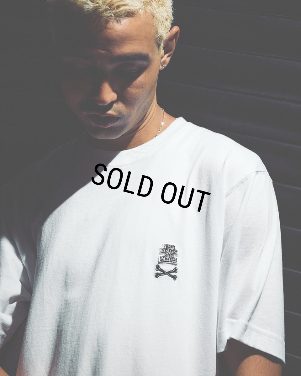 画像4: BlackEyePatch/SMALL CROSSBONE OG LABEL TEE（WHITE） (4)