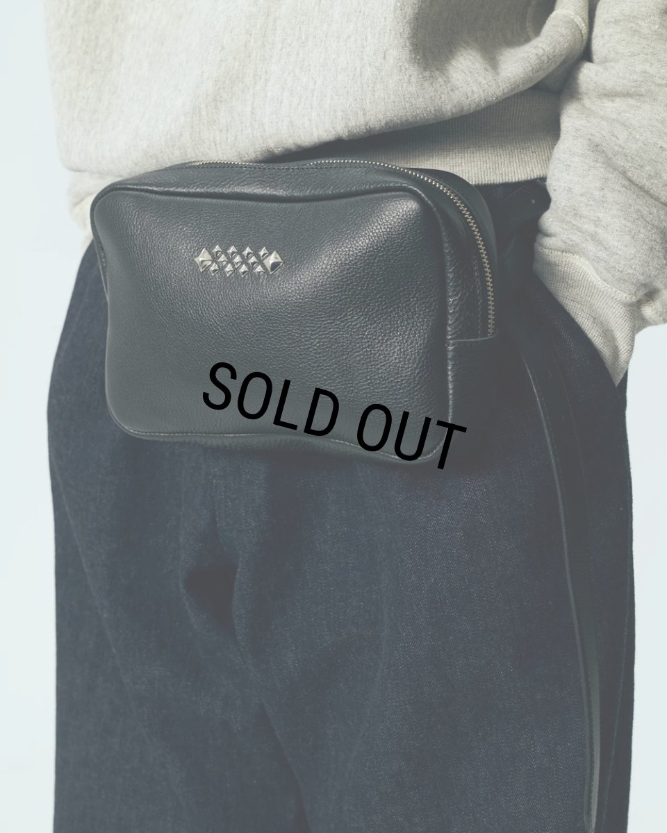 画像9: CALEE/STUDS LEATHER BODY BAG（BLACK）［レザーボディーバッグ-25秋冬］ (9)